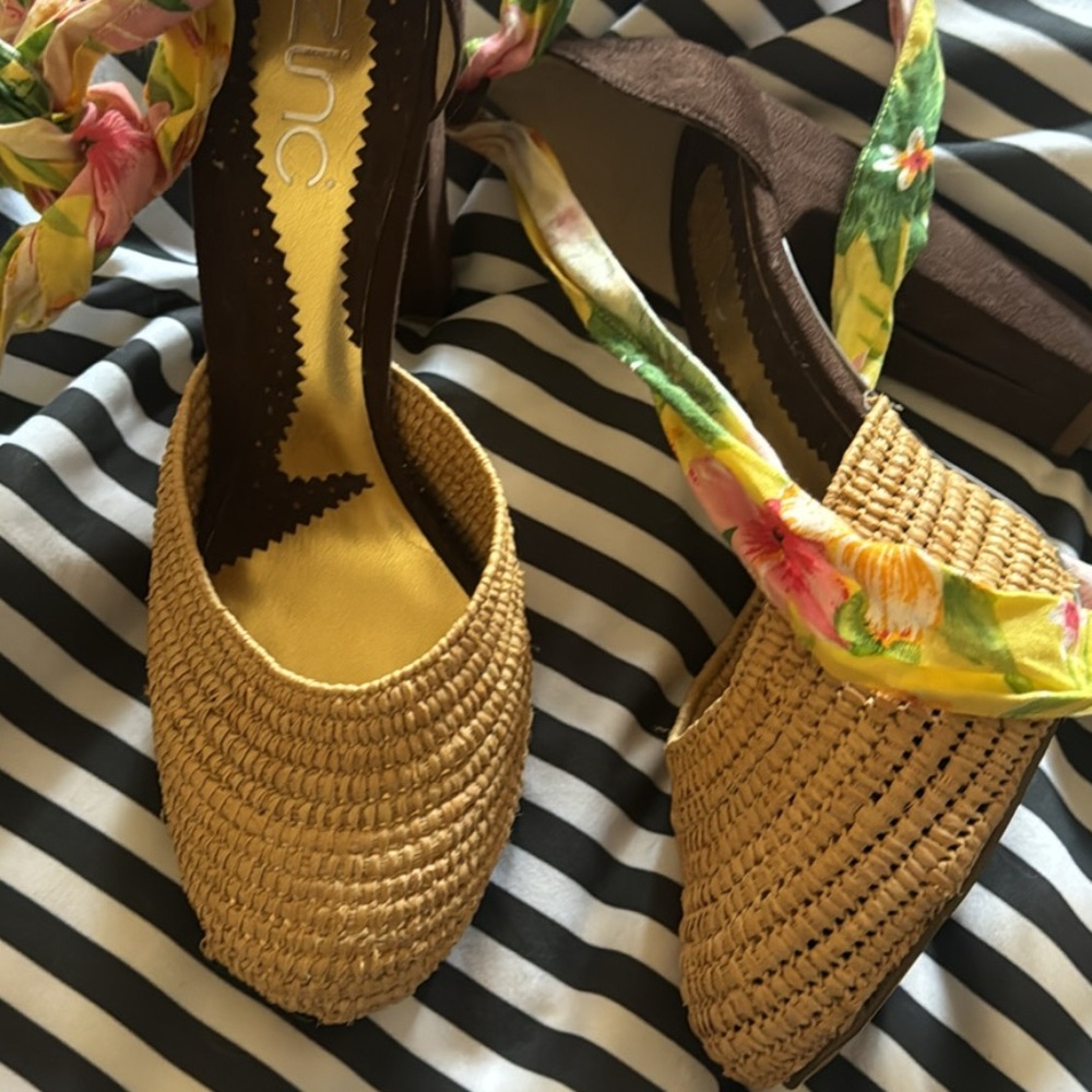 Shoes with a beautiful dress ( size large)